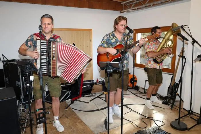 Für Stimmung sorgten im bis auf den letzten Platz gefüllten Veranstaltungsaal „Die ZammReissa“ mit Christian Laußegger (Harmonika),  Armin Korak (Gitarre) und Valentin Stubinger, jun. (Bariton).
