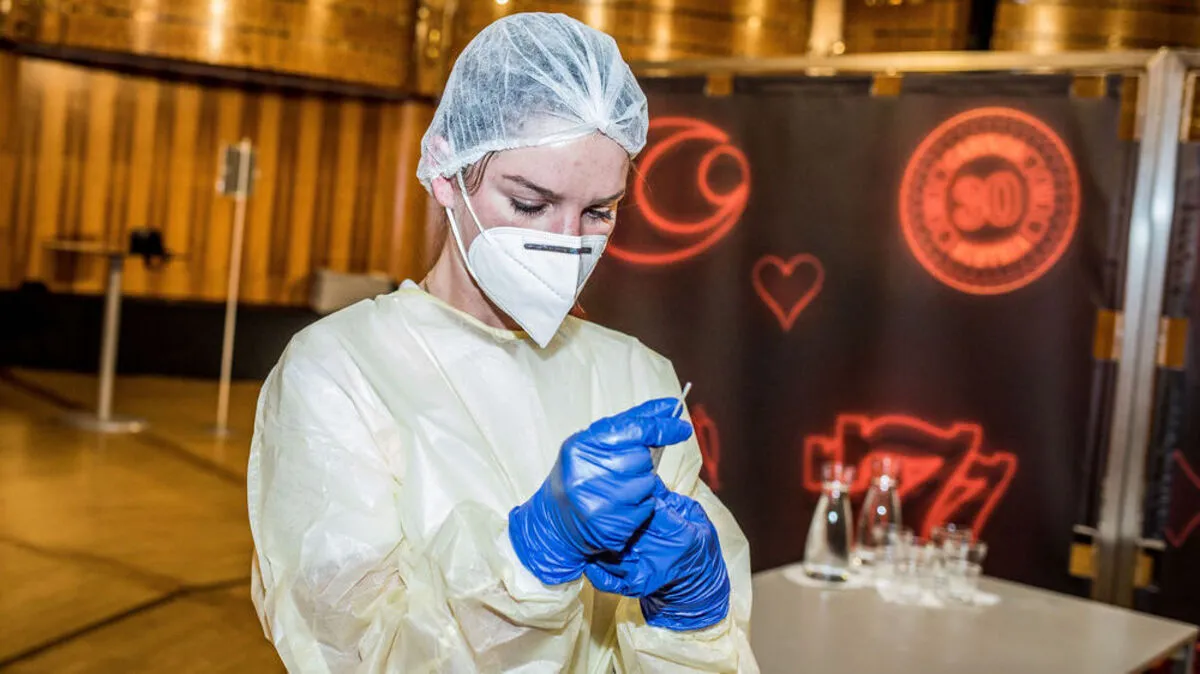 Im Zuge der regelmäßigen Mitarbeiter-Screenings wurde der Barkeeper positiv getestet