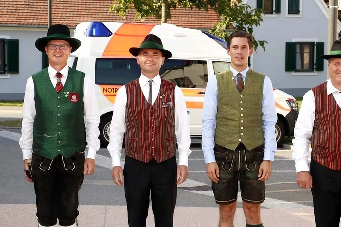 MV-Obmann Obmann Josef Stessl und Kapellmeister Rudi Kohl konnten beim Festakt vor dem Gemeindeamt...