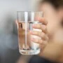 Der Wasserbedarf ist individuell unterschiedlich, bei hohen Temperaturen ist es aber essenziell, regelmäßig Flüssigkeit zu sich zu nehmen