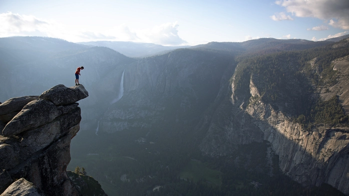Alex Honnold schaut in den Abgrund: Nachdem er eine 1000 Meter hohe Wand im Yosemite Nationalpark in den USA ohne Seil gemeistert hatte 