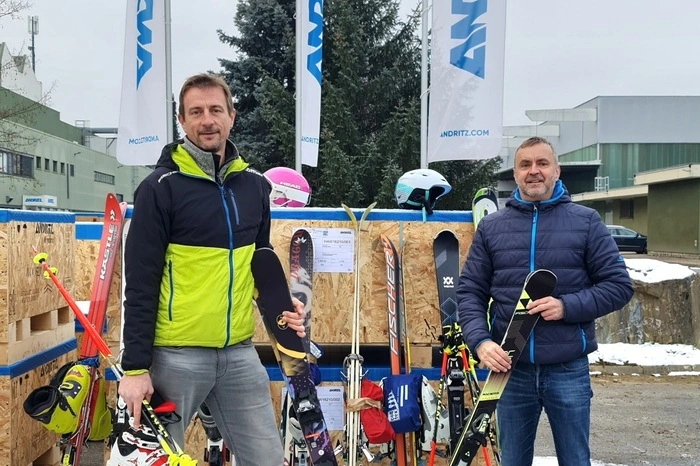 Markus Gauster und ein Mitarbeiter von Andritz beim Verladen des Materials in Österreich.