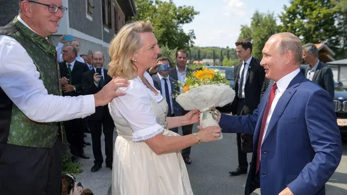 Außenministerin Karin Kneissl heiratete in Gamlitz Wolfgang Meilinger, einen gebürtigen Südsteirer. Das Interesse war enorm. Unter den Hochzeitsgästen befand sich nämlich der kurzfristig eingeladene Wladimir Putin. Russlands Staatschef kam mit viel Getöse und großen Sicherheitsvorkehrungen an die Weinstraße. Danach traf er bei diesem inoffiziellen Staatsbesuch auch Kanzler Sebastian Kurz. Doch es gab auch rührende Momente...