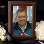 Ein gerahmtes Foto eines 85-jährigen Mannes.