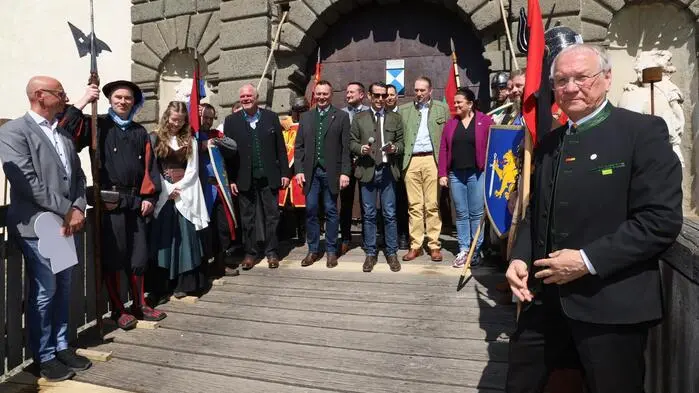 Mit der offiziellen Burgtoröffnung durch Emanuel von Liechtenstein hat auch die touristische Saison auf der Riegersburg begonnen
