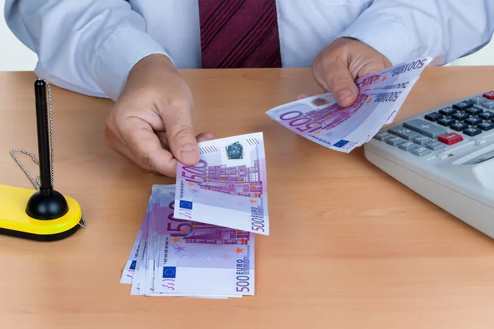 Die deutsche und die österreichische Regierung verkünden eine Komplettgarantie für private Einlagen. Vorausgegangen war ein starker Anstieg der Abhebungen von 500-Euro-Scheinen in Deutschland - ein deutliches Zeichen des Vertrauensverlustes in das Finanzsystem.
