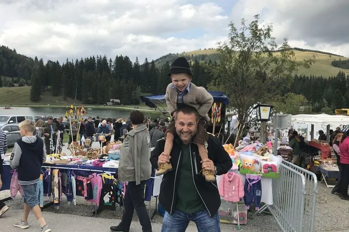 Für die Neugierigen zeigen Schmiede und Korbflechter ihr Handwerk vor und die Volkstanzgruppe St. Martin begeistert mit einer Fahnenschwinger-Darbietung.