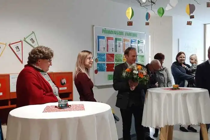 Bürgermeister Oliver Felber gratuliert Krippenleiterin Anja Erjauz.