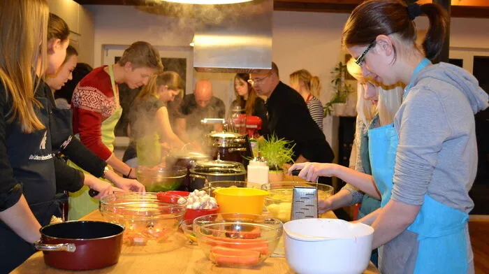Im Zuge eines Maturaprojekts wurde ein Kochkurs in der Schauküche von „Tisch&Küche Diener“ durchgeführt