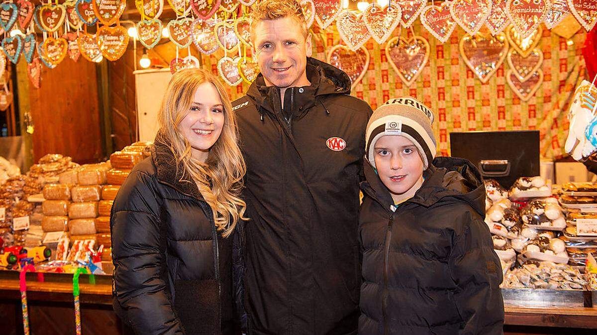 Furey mit seinen Kids Brinn und Skyler am Klagenfurter Christkindlmarkt