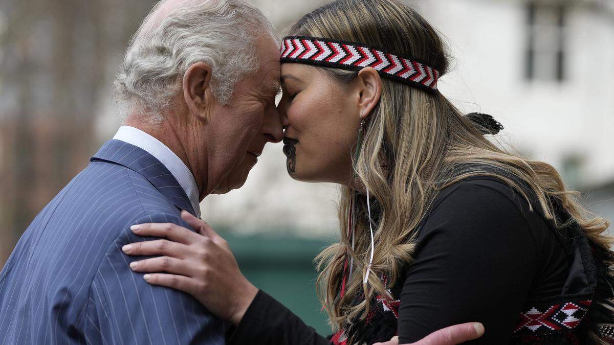 Prinz Charles begrüßt ein Mitglied einer Maori-Gruppe beim Commonwealth Day in London