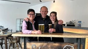 Vincini mit Krassnitzer (links) und Riegler im wiedereröffneten Gasthaus Neuwirt