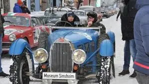 Edles Blech auf rutschigem Untergrund: Die Laune der Teilnehmer und Teilnehmerinnen konnte die Witterung nicht trüben, im Bild Luca Chiusole und Hagen Kranz (IT) auf einem Bugatti T57, Baujahr 1938