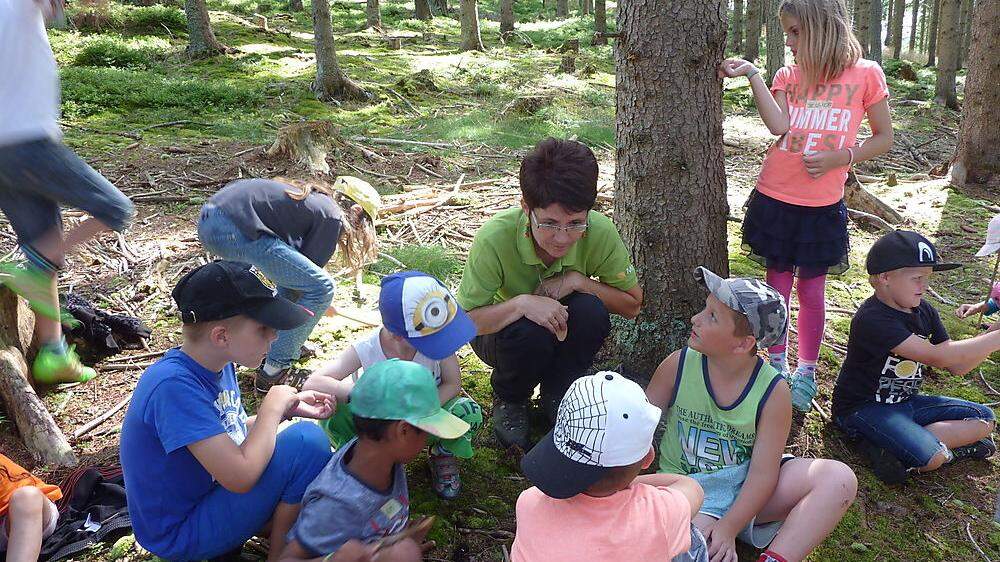 Andrea Rinnhofer erklärt den Kindern, worauf sie im Wald achten sollen