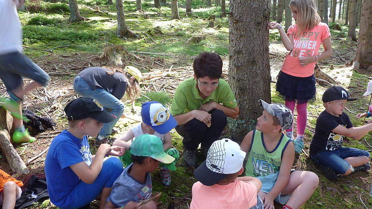 Andrea Rinnhofer erklärt den Kindern, worauf sie im Wald achten sollen