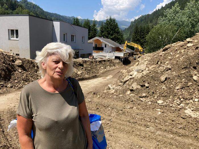 Karin Krenn konnte ihr Haus (rechts hinten) seit der Unwetterkatastrophe noch nicht betreten