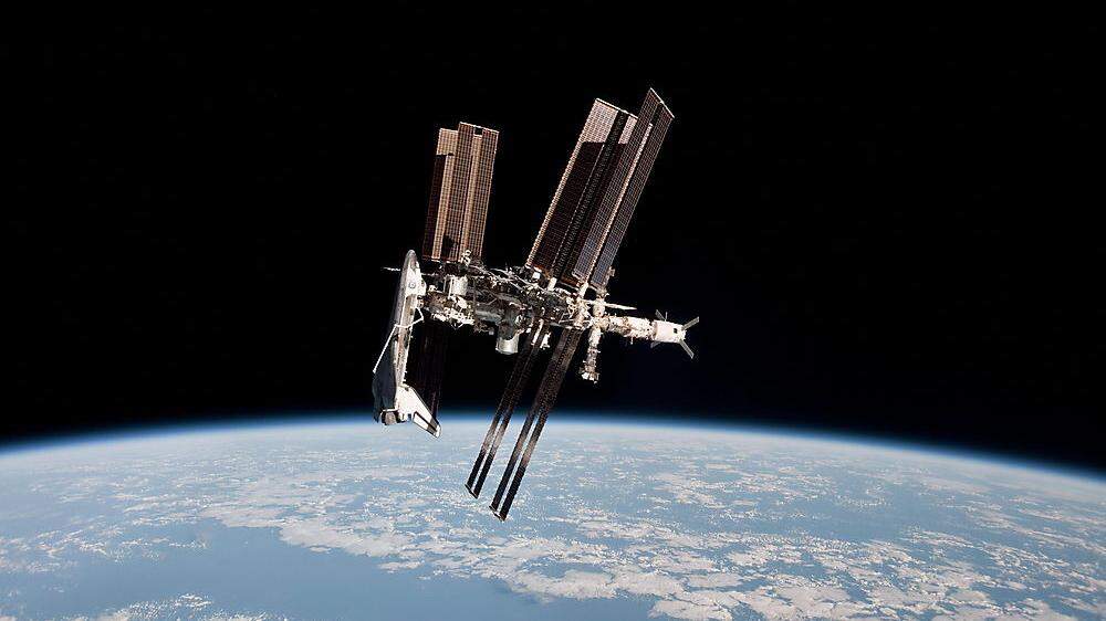 Die ISS, als sie von einem der mittlerweile längst in Pension geschickten Space Shuttles bekam