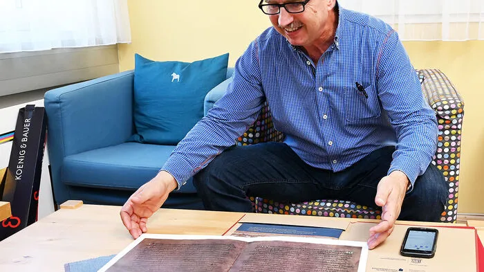 Walter Pietsch zeigt seine jüngste Arbeit - die Reproduktion der "Wiener Genesis" aus dem 6. Jahrhundert nach Christus. Das Original wird in der Österreichischen Nationalbibliothek verwahrt. Das Faksimile erscheint im Quaterio Verlag Luzern.