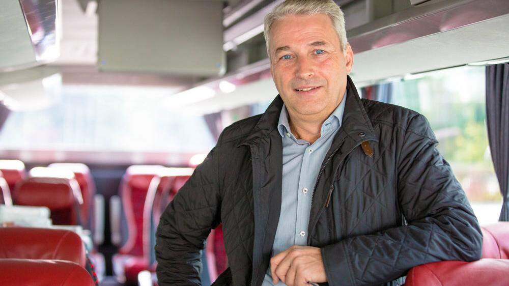 Hermann Retter, Geschäftsführer der Retter GmbH, in einem seiner Busse 