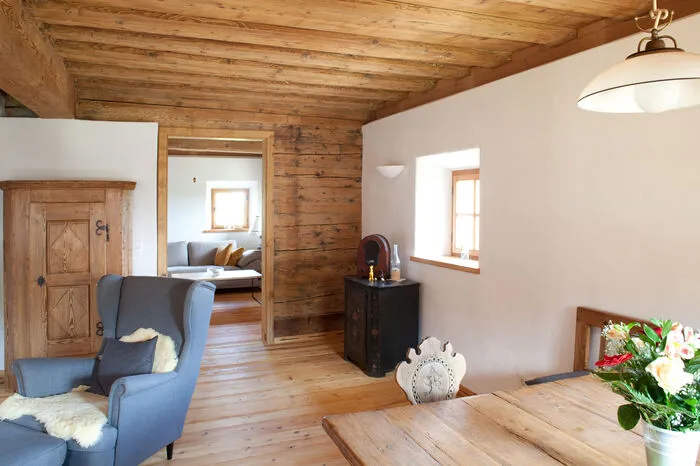 Altes Holz, behutsam zu neuem Glanz gebracht, dominiert die heimeligen Räume des Bauernhauses, dessen älteste Teile aus dem frühen 17. Jahrhundert stammen.
