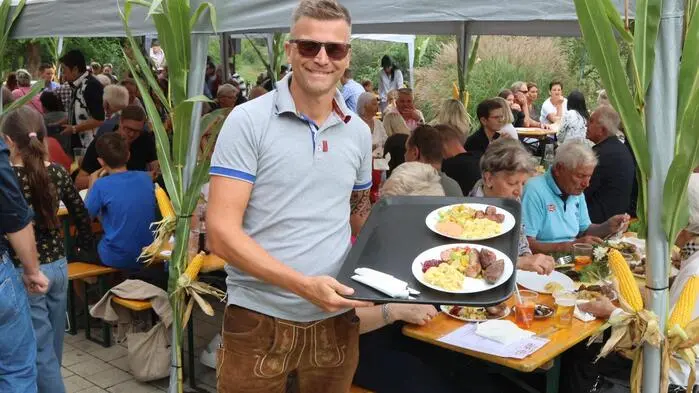 Was gibt es Schöneres als einen gemütlichen Sonntag am Hof, gutes Essen und jede Menge nette Menschen? Beim 13. Lausmann-Hoffest in Langwiesen nahe Straßburg im Gurktal stand genau das auf dem Programm. Zahlreiche Besucher folgten der Einladung der Straßburger Freiheitlichen unter Bürgermeister Franz Pirolt und genossen einen abwechslungsreichen Tag in entspannter Atmosphäre. Kulinarisch wurde natürlich ordentlich aufgefahren: Grillspezialitäten von Wild und Schwein sorgten für volle Teller und zufriedene Gesichter. 
