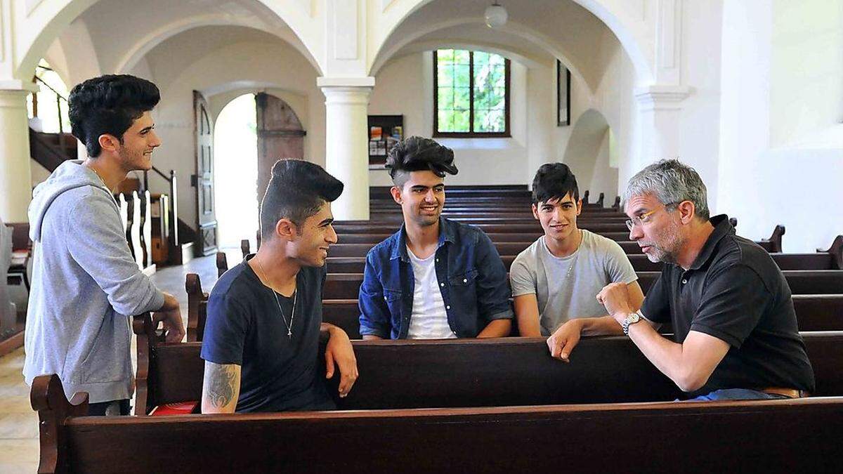 Akeed, Orhan, Ahmad und Mustafa im Gespräch mit Waierns evangelischem Pfarrer Martin Müller