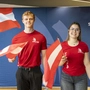 Vincent Track und Angelina Rainer posieren mit Österreich-Fahnen