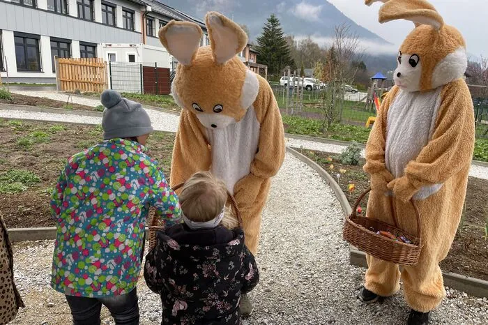 Die Kinder konnten sich etwas aus dem Korb der Hasen aussuchen