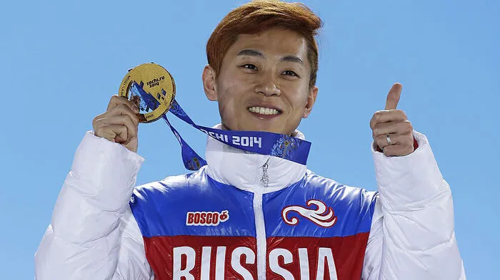  Russen im Doping-Sumpf: 43 russische Sportler aus den Sportarten Bob, Skeleton, Rodeln, Langlauf, Eisschnelllauf, Biathlon und Eishockey wurden von der IOC-Disziplinarkommission im Zuge des Skandals um systematisches Doping durch Russland während der Winterspiele 2014 im eigenen Land lebenslang für Olympia gesperrt. Einige haben ihre Karriere schon beendet, die beiden Sotschi-Olympiasieger Alexander Tretjakow (Skeleton) und Alexander Legkow (Skilanglauf) hätten aber auch in Südkorea zu den Medaillenkandidaten gezählt. Von den danach von Russland vorgeschlagenen 500 Olympia-Kandidaten wurden nur 169 zugelassen. Nicht akzeptiert wurden unter anderen der sechsfache Olympiasieger Viktor Ahn (Short Track/Bild), Staffel-Olympiasieger Wladimir Grigorjew (Biathlon), Langlauf-Doppelweltmeister Sergej Ustjugow, Eiskunstlauf-Olympiasiegerin Xenia Stolbowa und die Eisschnelllauf-Weltrekordler Denis Juskow und Pawel Kulischnikow.