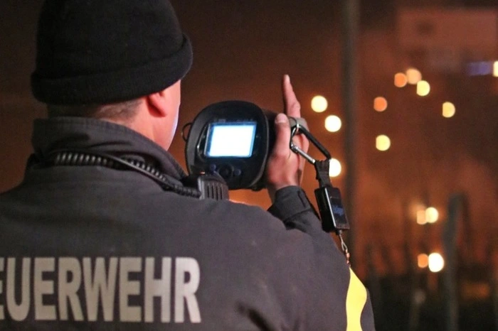 Neben zahlreichen Freiwilligen halfen auch Feuerwehrleute mit