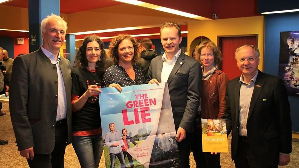 Moderatorin Claudia Gigler (2.v.r.) mit der Diskussionsrunde um Initiatorin Cornelia Schweiner (3.v.l.)