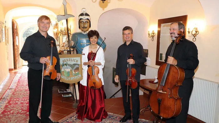Das Linzer Streichquartett bestehend aus 1. Violine: Markus Mayr, 2. Violine: Alois Mares, Viola: Miyuki Nakamura, Violoncello: Wolfgang Kögler.