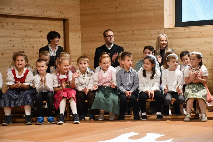 ... den Kindern der Volksschule ...
