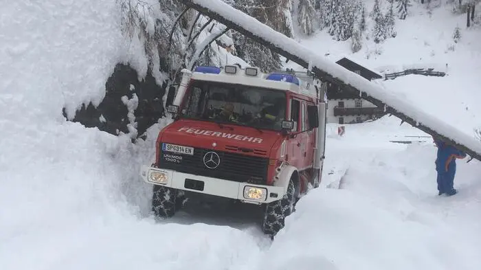 Seit Freitagabend sind Heiligenblut und seine Bergdörfer von der Außenwelt abgeschlossen. Die Feuerwehr Heiligenblut beim Entfernen eines umgestürzten Baumes.