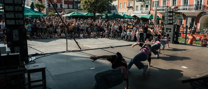 Eine Gruppe tanzt vor vielen Zuschauern am Lienzer Hauptplatz