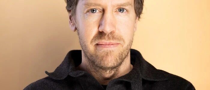 Sebastian Vettel: „Die Kritik ist ernst zu nehmen. Gerade weil ich ein Fan der Formel 1 bin, äußere ich mich dazu auch so oft. Mir geht es nicht darum, den Sport gegen jede Kritik zu verteidigen. Im Gegenteil: Ich möchte nicht, dass er zum Auslaufmodell wird. Ich möchte, dass er sich weiterentwickelt, Verantwortung übernimmt und trotzdem seine Faszination behält. 