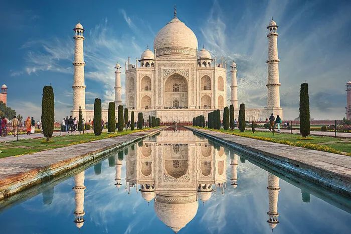 Tadsch Mahal. Es ist die größte Liebeserklärung der Welt, die Großmogul Shah Jahan im 17. Jahrhundert als Mausoleum für seine Frau errichten ließ. Langsam, aber sicher lieben rund 50.000 Besucher pro Tag das Tadsch Mahal zu Tode.