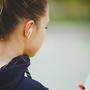 Der Trend, Bluetooth-Kopfhörer im Ohr stecken zu lassen, breitet sich aus