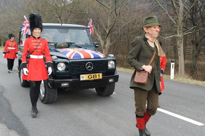 Und vornweg zu Fuß: Prinz Charles.