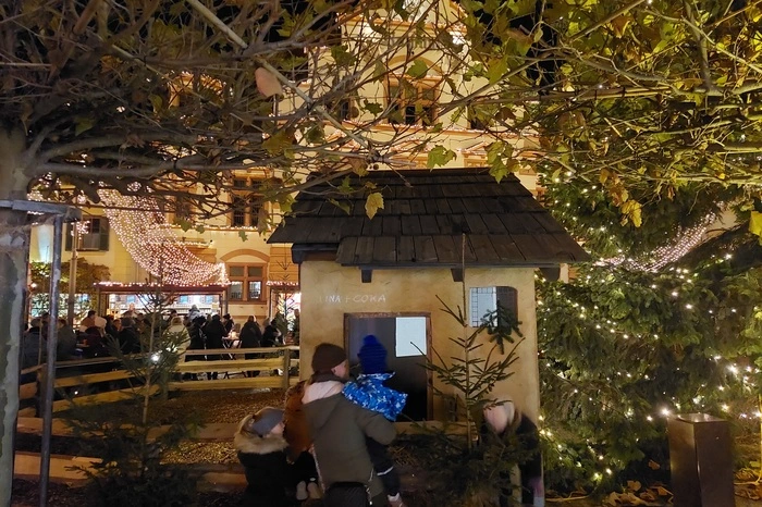 Man bedankte sich bei den Organisatoren des Christkindlmarkts, rund um Sieglinde Tunner von der Stadtgemeinde Hartberg. Geöffnet ist der Markt Donnerstag und Freitag von 15 bis 20 Uhr, außerdem Samstag und Sonntag von 14 bis 20 Uhr. Es wird ein zahlreiche Live-Musik-Auftritte und ein umfangreiches Programm auch für Kinder geben.