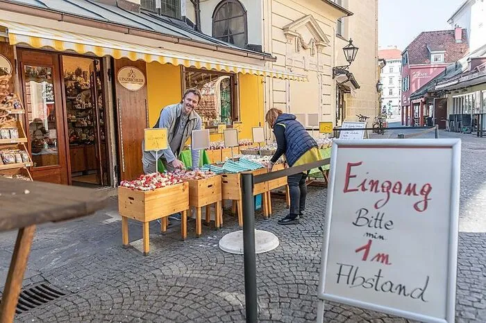 Peter Linzbichler hat mit Erlaubnis der Stadt Graz auch einen Straßenverkauf vor seinem Laden am Franziskanerplatz.