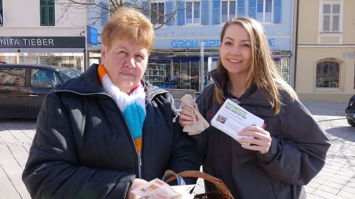 Rosa Reiter freute sich über die Blumenzwiebel, die ihr Janine Amschl von der Kleinen Zeitung überreichte.