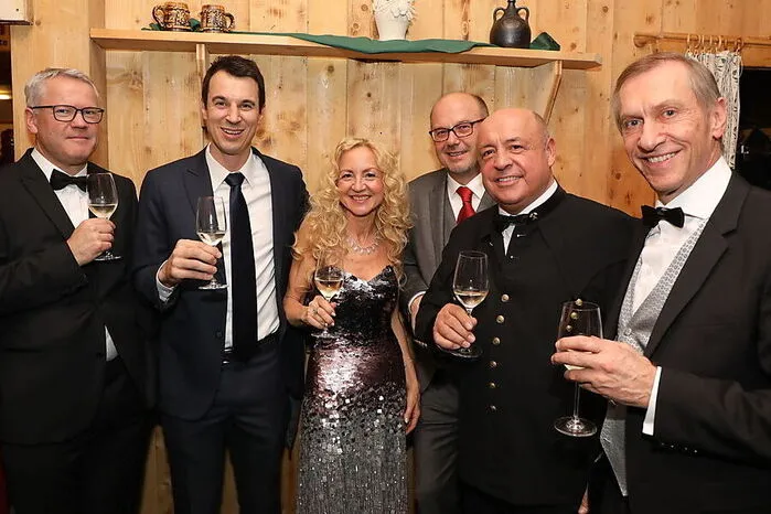 Beim vergnüglichen Ballabend mit dabei waren unter anderem die beiden Betriebsratschefs Josef Gritz und Alexander Lechner, die beiden Voest-Vorstände Franz Kainersdorfer und Martin Reisetbauer und AK-Präsident Josef Pesserl.