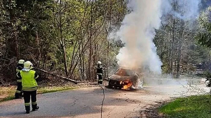 Löscharbeiten auf einer Gemeindestraße in Finkenstein