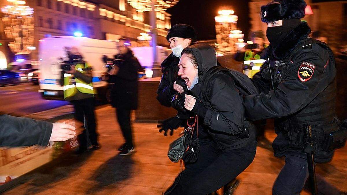 Im Zentrum von Moskau kam es zu Festnahmen bei Antikriegsprotesten. Russische Behörden hatten zuvor die Menschen im eigenen Land vor Protestaktionen gewarnt