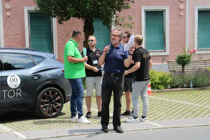 Die 97 Boliden machten in Köflach, Mooskirchen und beim Gut Gallmannsegg (Gemeinde Kainach bei Voitsberg) Station, wo sie von den jeweiligen Bürgermeistern (Bgm. Engelbert Huber am Foto) und vielen Schaulustigen erwartet wurden.