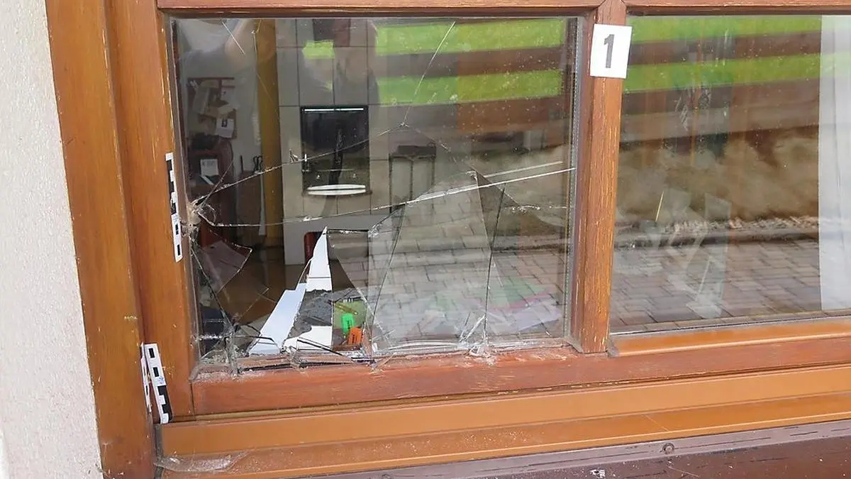 Fenster aufgebrochen und ins Haus eingedrungen