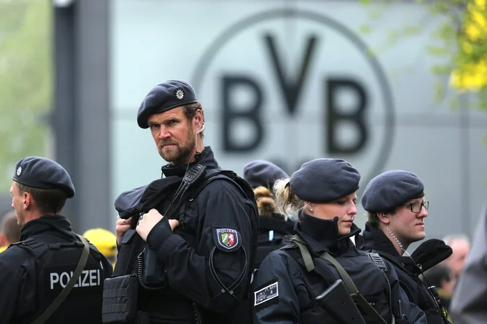 Der Verdächtige ist demnach mutmaßlich kein Extremist, er soll im Zusammenhang mit dem Anschlag auf einen Kurssturz der BVB-Aktien gewettet haben.