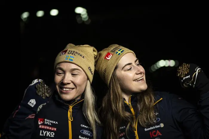 250302 Jonna Sundling and Ebba Andersson of Sweden pose for a portrait with their bronze and gold medalsl after the medal ceremony for the womens 20 km skiathlon during day 5 of the 2025 FIS Nordic World Championships on March 2, 2025 in Trondheim. Photo: Maxim ThorÃƒ / BILDBYRAN / kod MT / MT0765 skidor cross-country skiing langrenn 2025 fis nordic world championships day 5 medal ceremony bbeng medaljcereomi skiathlon skid-vm 2025 langrenn-vm sverige jubel *** 250302 Jonna Sundling and Ebba Andersson of Sweden pose for a portrait with their bronze and gold medalsl after the medal ceremony for the womens 20 km skiathlon during day 5 of the 2025 FIS Nordic World Championships on March 2, 2025 in Trondheim Photo Maxim ThorÃƒ BILDBYRAN kod MT MT0765 skidor cross country skiing langrenn 2025 fis nordic world championships day 5 medal ceremony bbeng medaljcereomi skiathlon skid vm 2025 langrenn vm sverige jubel PUBLICATIONxNOTxINxSWExNORxFINxDEN Copyright: MAXIMxTHORE BB250302MT230