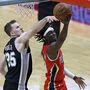 Jakob Pöltl (links) feiert den 200. Sieg in der NBA